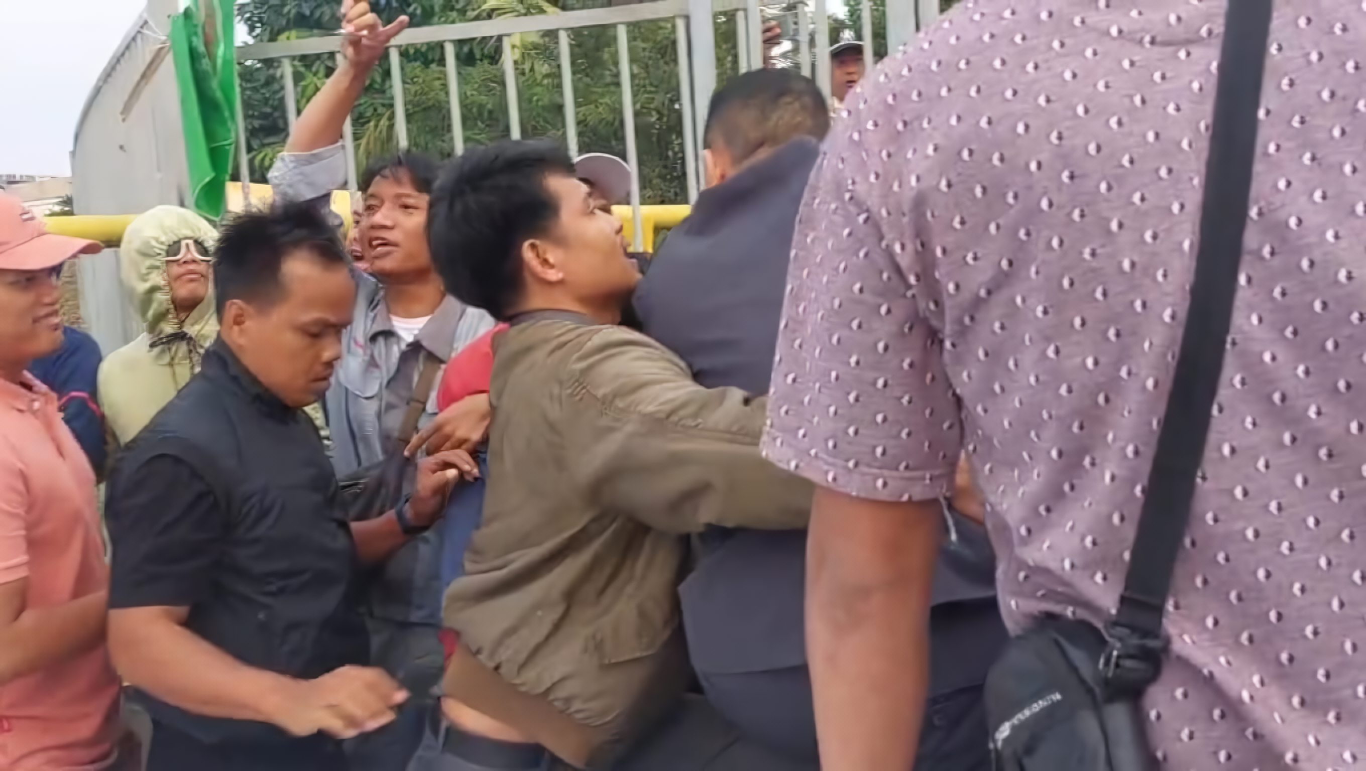 Anggota DPRD Menabrak Pendemo dengan Mazda, Kuasa Hukum Sebut Tidak Sengaja